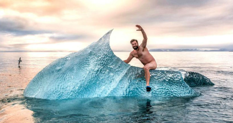 Фотография: Норвежец забрался голышом на айсберг ради крутой фотографии №1 - BigPicture.ru
