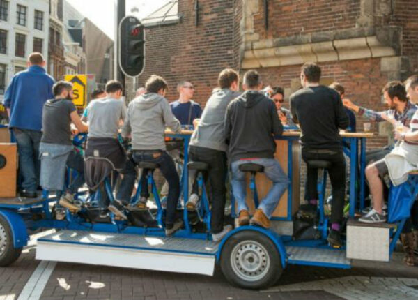 Катись отсюда! Жители Амстердама выгнали с улиц популярные у туристов пивные велосипеды