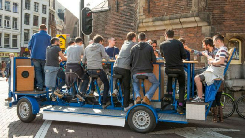 Фотография: Катись отсюда! Жители Амстердама выгнали с улиц популярные у туристов пивные велосипеды №1 - BigPicture.ru