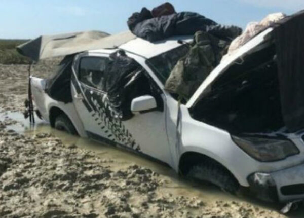 Рыбаки провели пять дней на крыше автомобиля, спасаясь от крокодилов