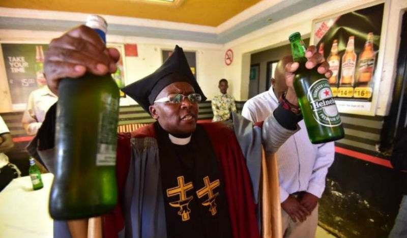 Фотография: Ешь, молись, пей: в Южной Африке открылась церковь, где нужно выпивать во время службы №1 - BigPicture.ru