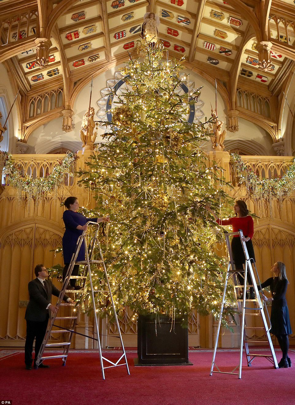 Фотография: Рождество по-королевски: замок Елизаветы II украсили к празднику №2 - BigPicture.ru