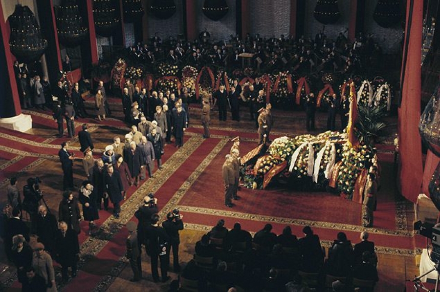 Фотография: Как проходили самые дорогие и пышные похороны известных людей в истории №2 - BigPicture.ru