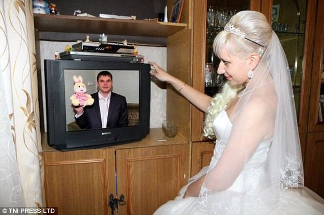 Фотография: Голь на выдумки хитра: вырвиглазные провинциальные свадебные фотосессии №15 - BigPicture.ru