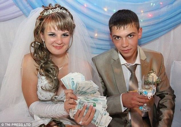 Фотография: Голь на выдумки хитра: вырвиглазные провинциальные свадебные фотосессии №19 - BigPicture.ru