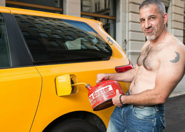 Хотят на работу в FakeTaxi? Нью-йоркские таксисты источают сексуальность для календаря на 2018 год