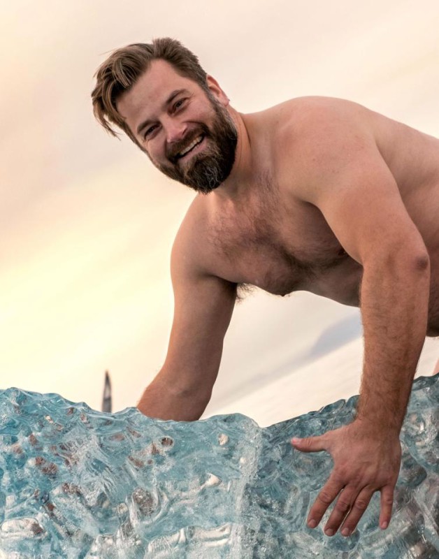 Фотография: Норвежец забрался голышом на айсберг ради крутой фотографии №2 - BigPicture.ru