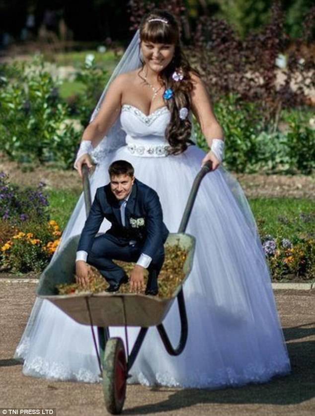 Фотография: Голь на выдумки хитра: вырвиглазные провинциальные свадебные фотосессии №2 - BigPicture.ru