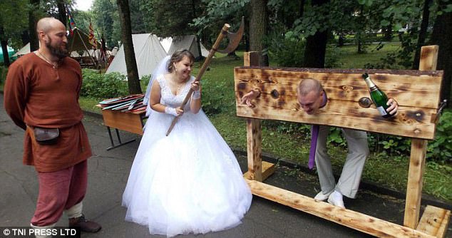 Фотография: Голь на выдумки хитра: вырвиглазные провинциальные свадебные фотосессии №22 - BigPicture.ru
