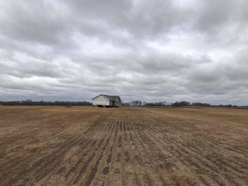 Фотография: Канадец обнаружил на своем поле потерянный кем-то дом №4 - BigPicture.ru