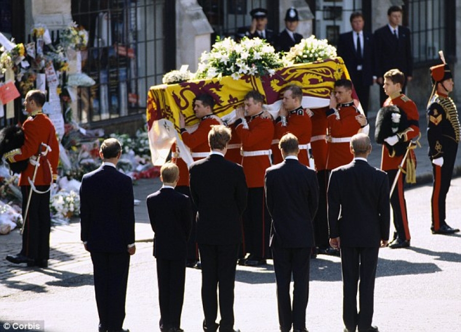 Фотография: Как проходили самые дорогие и пышные похороны известных людей в истории №24 - BigPicture.ru