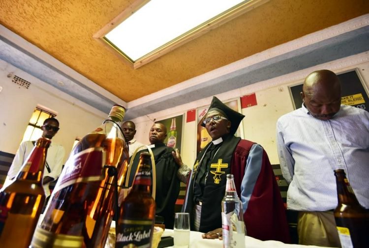 Фотография: Ешь, молись, пей: в Южной Африке открылась церковь, где нужно выпивать во время службы №2 - BigPicture.ru