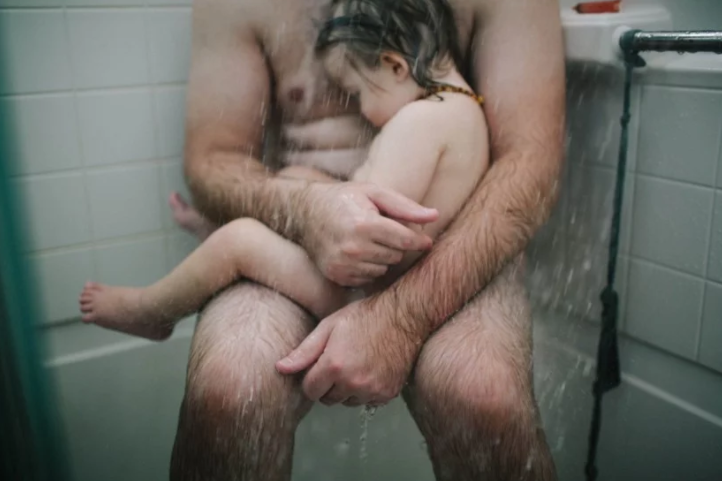 Фотография: Американка выложила фото мужа с маленьким сыном в душе, и теперь ее ждет суд №2 - BigPicture.ru