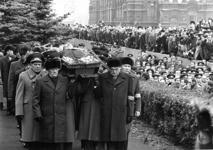 Фотография: Как проходили самые дорогие и пышные похороны известных людей в истории №4 - BigPicture.ru
