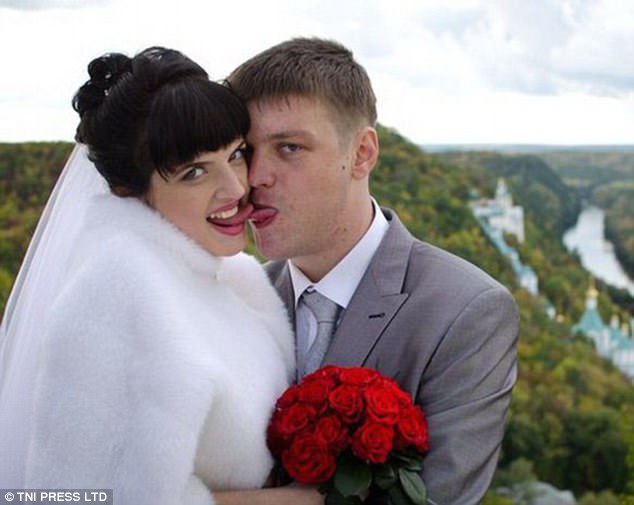 Фотография: Голь на выдумки хитра: вырвиглазные провинциальные свадебные фотосессии №4 - BigPicture.ru