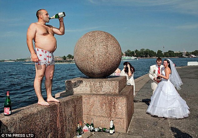 Фотография: Голь на выдумки хитра: вырвиглазные провинциальные свадебные фотосессии №5 - BigPicture.ru