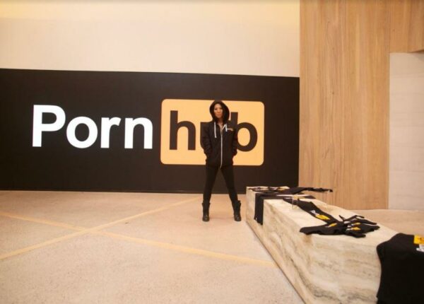 PornHub открыл первый фирменный магазин, где через постель можно попасть на сайт