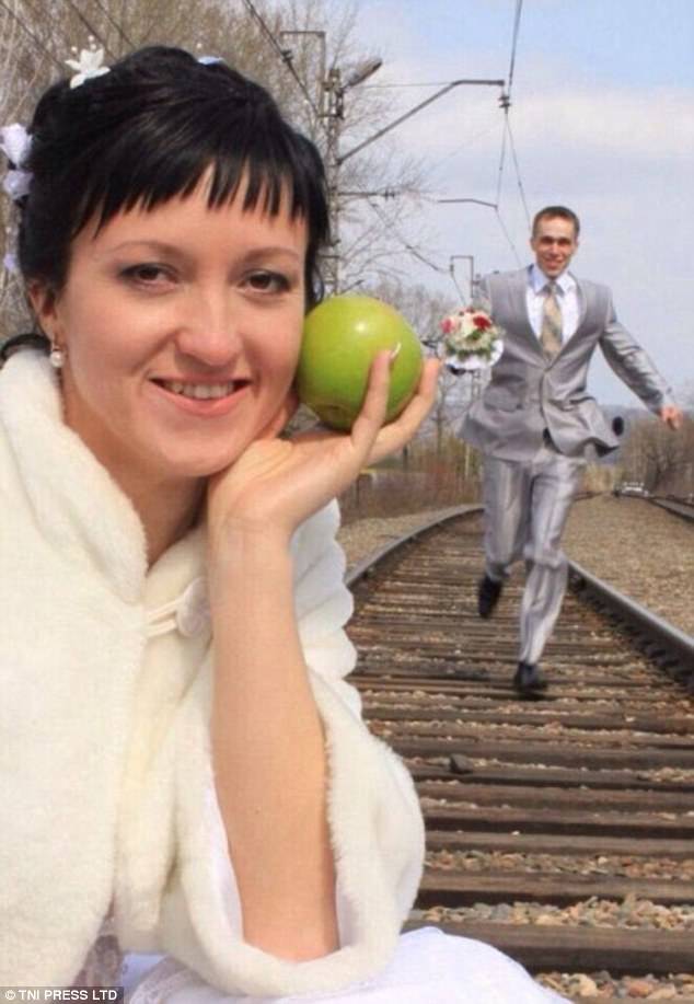 Фотография: Голь на выдумки хитра: вырвиглазные провинциальные свадебные фотосессии №7 - BigPicture.ru
