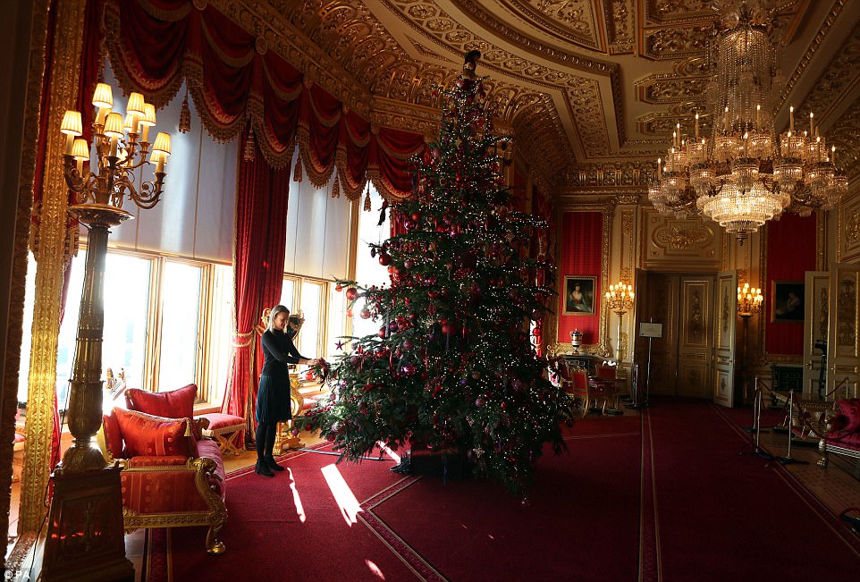 Фотография: Рождество по-королевски: замок Елизаветы II украсили к празднику №6 - BigPicture.ru