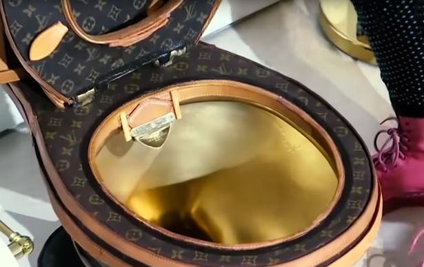 Фотография: В США за 100 тысяч долларов продается золотой унитаз, обтянутый сумками Louis Vuitton №2 - BigPicture.ru