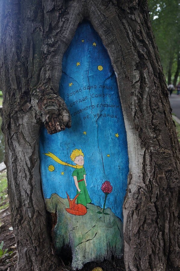 Фотография: Маленький принц и Ежик в тумане: кто рисует сказочные картины на деревьях Москвы №10 - BigPicture.ru