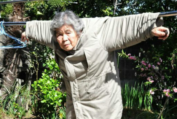 Японская бабушка стала фотографом в 72 и теперь делает смешные автопортреты