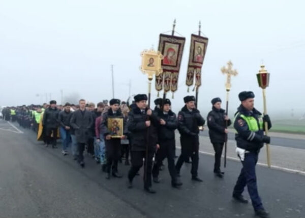 Сотрудники ГИБДД вышли с крестом против ДТП на аварийном участке Темрюк — Краснодар