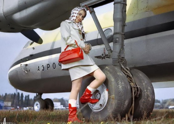 Небо, самолет, девушка: компания «Антонов» опубликовала свои рекламные плакаты времен СССР