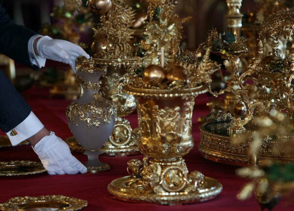 Рождество по-королевски: замок Елизаветы II украсили к празднику