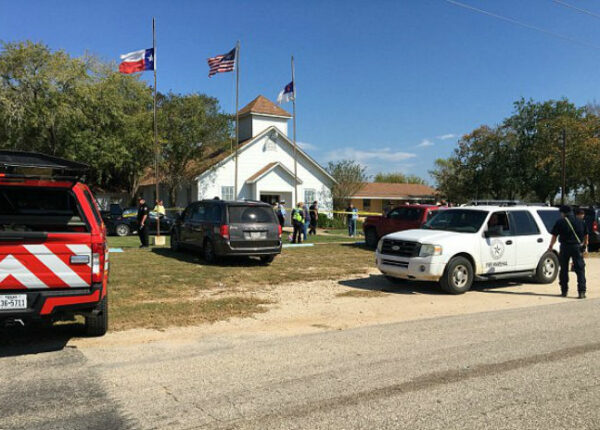 Неизвестный открыл стрельбу в техасской церкви, убиты более 20 человек