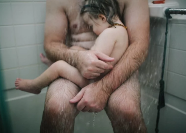 Американка выложила фото мужа с маленьким сыном в душе, и теперь ее ждет суд