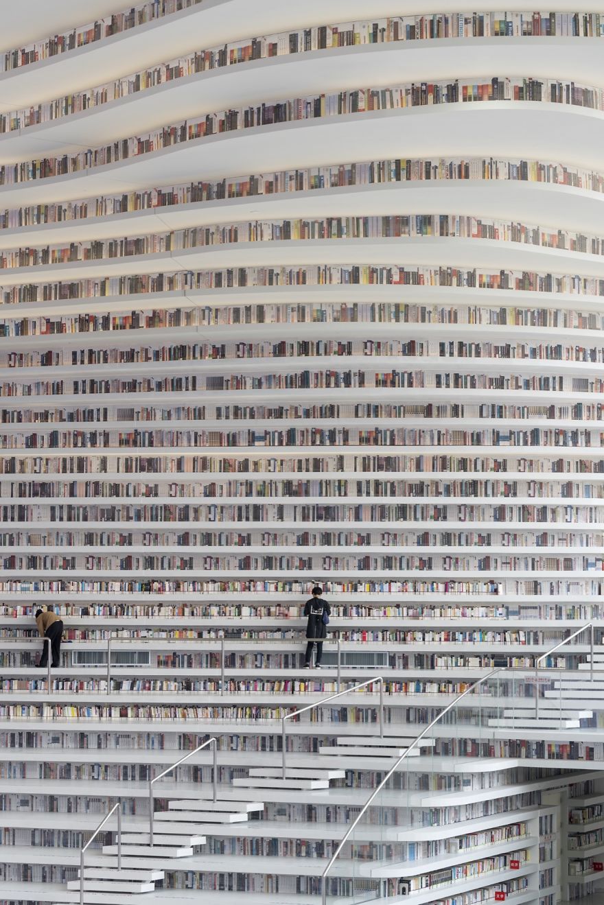 Фотография: В Китае открыли инопланетную библиотеку, вмещающую 1,2 миллиона книг №7 - BigPicture.ru