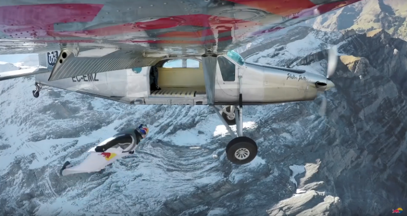 Фотография: Двое французов прыгнули с 4000-метровой горы и влетели в дверь движущегося самолета №1 - BigPicture.ru