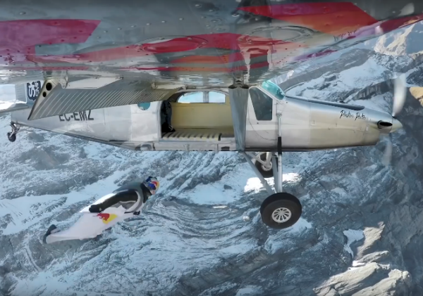 Двое французов прыгнули с 4000-метровой горы и влетели в дверь движущегося самолета