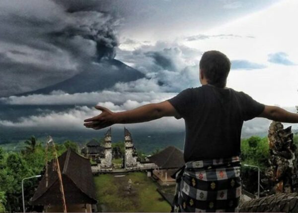 На Бали началось извержение вулкана Агунг, и десятки тысяч туристов не могут покинуть остров