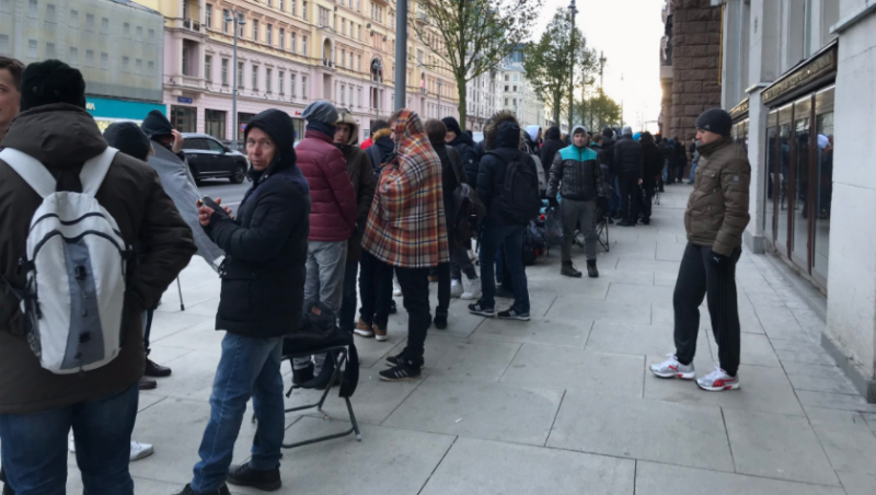 Фотография: В очереди за новым айфоном стоит до 500 человек. Им даже пригнали автобус, чтобы погреться №1 - BigPicture.ru