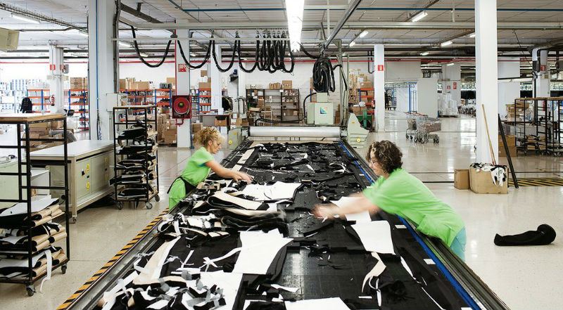 Фотография: Обманутые сотрудники Zara вкладывают в карманы новой одежды записки с жалобами №1 - BigPicture.ru