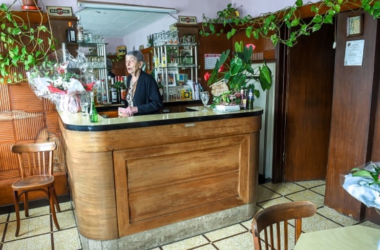 Фотография: 100-летняя француженка, заправляющая собственным баром, знает оригинальный рецепт долголетия №2 - BigPicture.ru