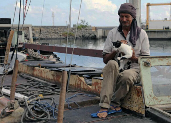 Поляк 7 месяцев дрейфовал в океане в компании кошки