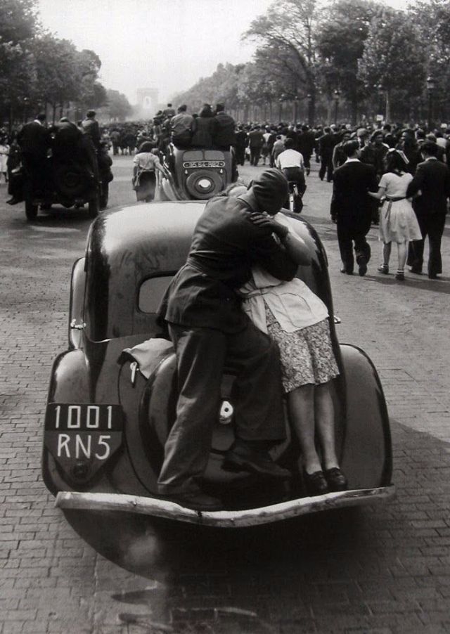 Фотография: Французский поцелуй: как фотограф снимал влюбленные парочки на улицах Парижа №3 - BigPicture.ru