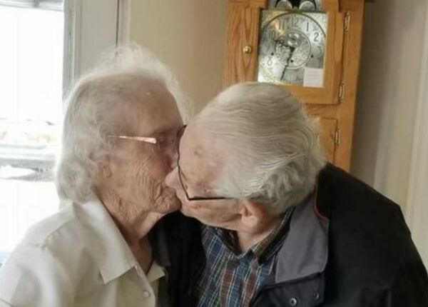 Пожилая пара впервые за 70 лет отпразднует Рождество порознь