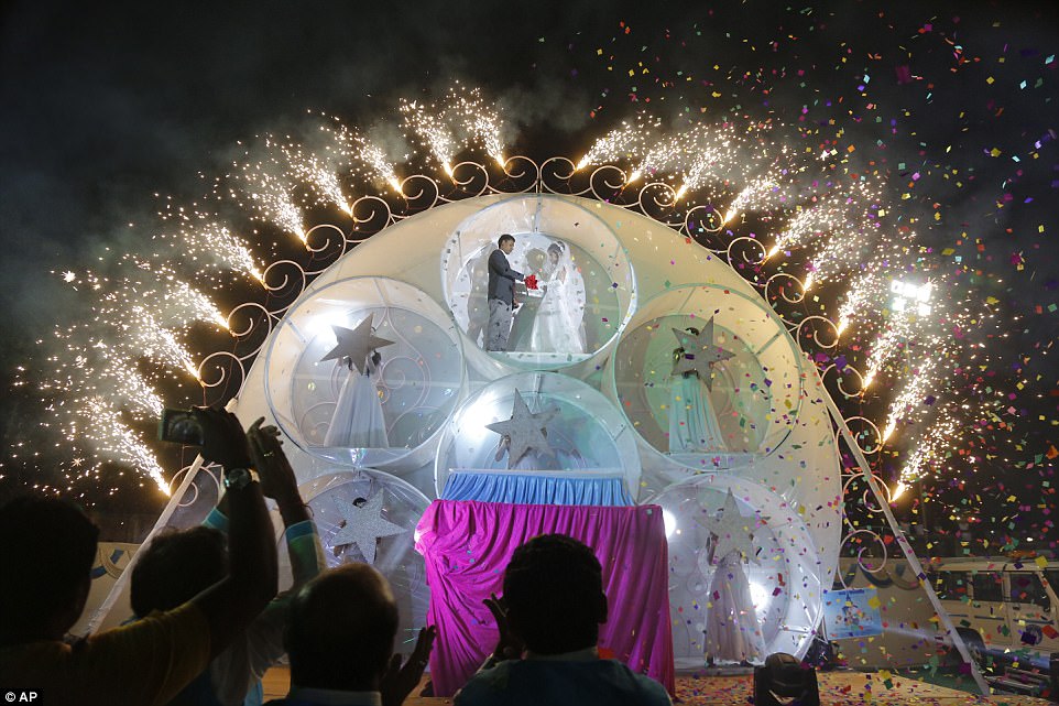 Фотография: Алмазный магнат в Индии устроил свадьбу сразу для 250 неимущих пар, и получилось роскошно №12 - BigPicture.ru