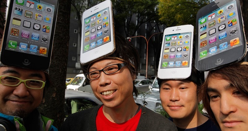 Фотография: Все-таки они одинаковые: китаянка дважды вернула iPhone X, так как Face ID реагирует на лицо ее коллеги №1 - BigPicture.ru