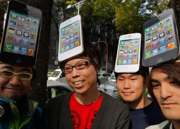 Все-таки они одинаковые: китаянка дважды вернула iPhone X, так как Face ID реагирует на лицо ее коллеги