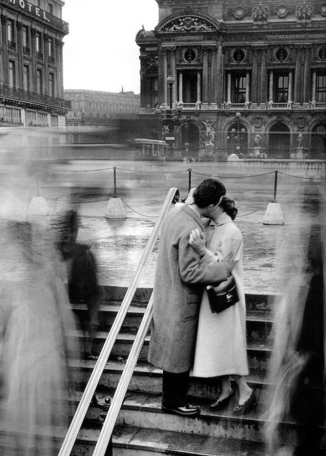 Фотография: Французский поцелуй: как фотограф снимал влюбленные парочки на улицах Парижа №15 - BigPicture.ru