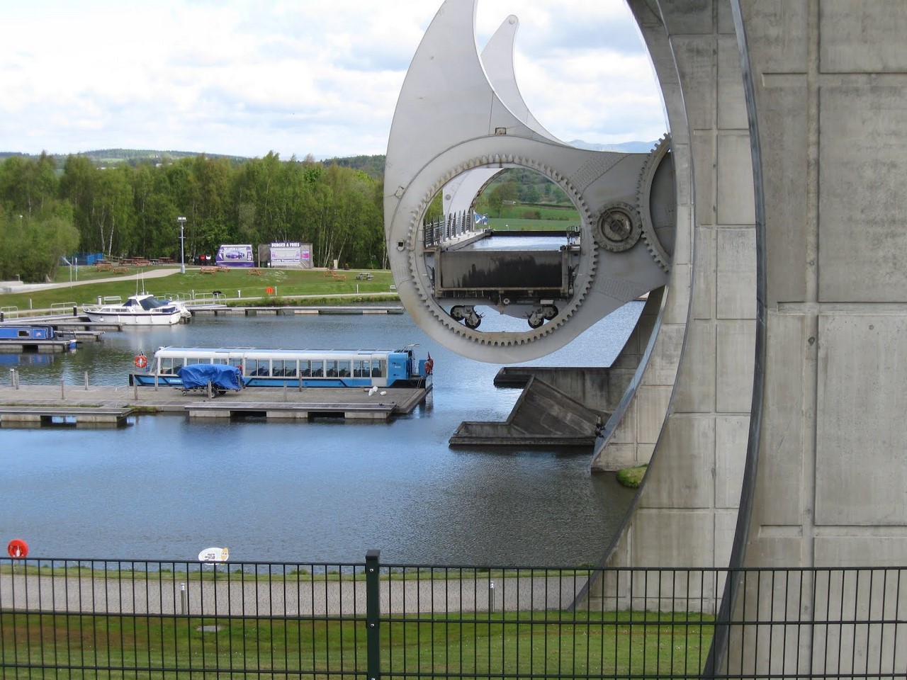 Фотография: Фолкеркское колесо — уникальное вращающееся сооружение, которое поднимает целые корабли №16 - BigPicture.ru