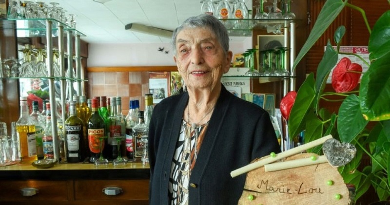 Фотография: 100-летняя француженка, заправляющая собственным баром, знает оригинальный рецепт долголетия №1 - BigPicture.ru