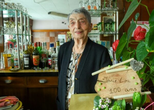 100-летняя француженка, заправляющая собственным баром, знает оригинальный рецепт долголетия