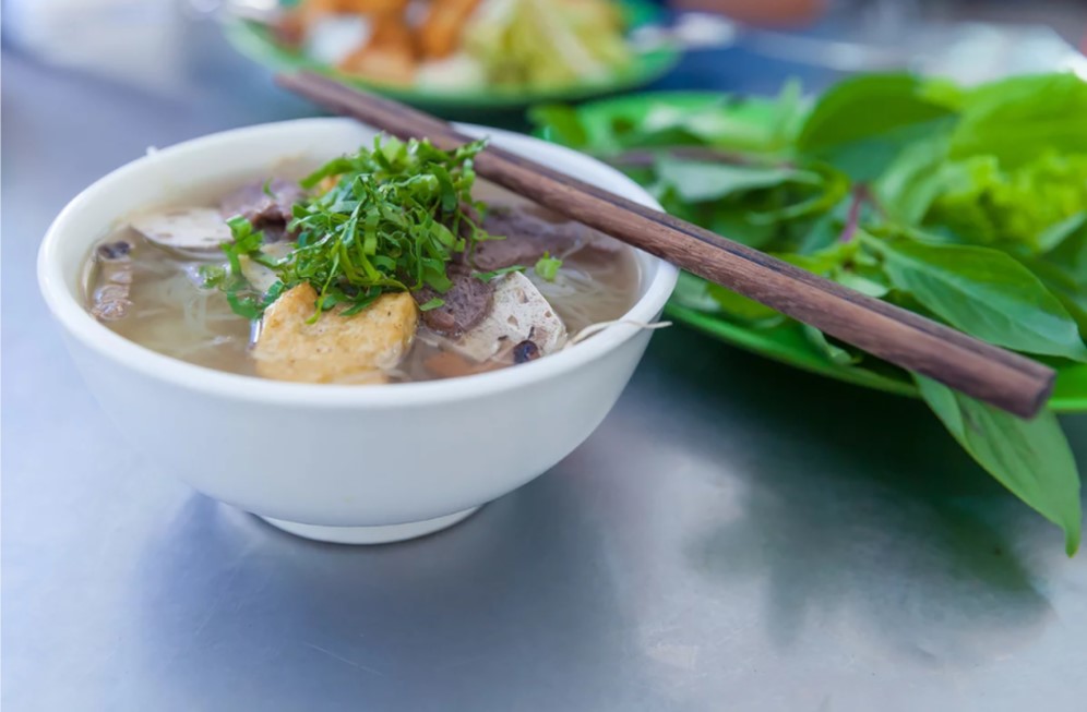 Какую еду обязательно нужно попробовать во Вьетнаме: суп фо, рисовые рулеты и сладкий кофе