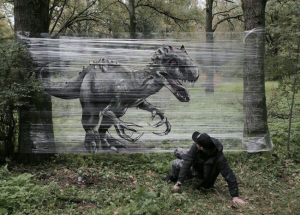 Граффити в лесу: москвич рисует пугающе реалистичных зверей на прозрачной пленке